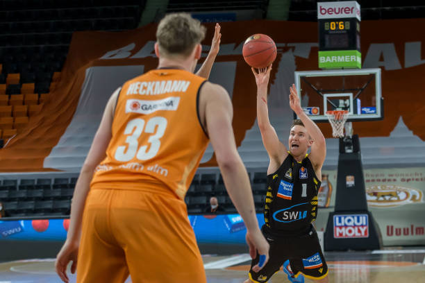 就在传球落 就在传球落